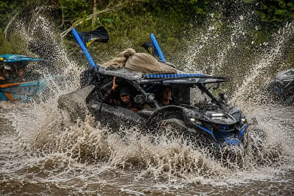 UTV con pasajeros en una ruta acuática